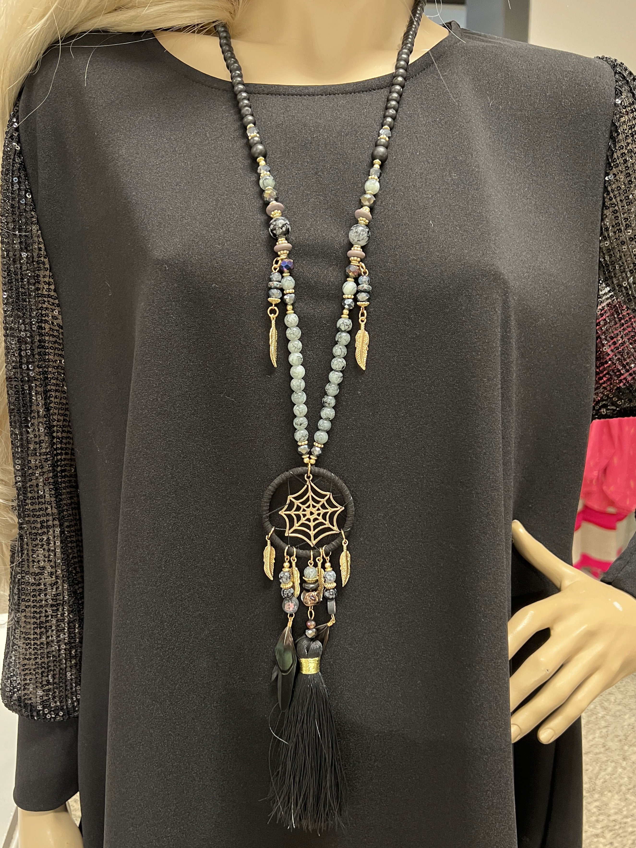 Enrica - Pärlhalsband med vackra pärlor och guldhänge - Black
